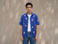 Camisa bordada azul de Arianca en 100% lino con bordado de estrellas