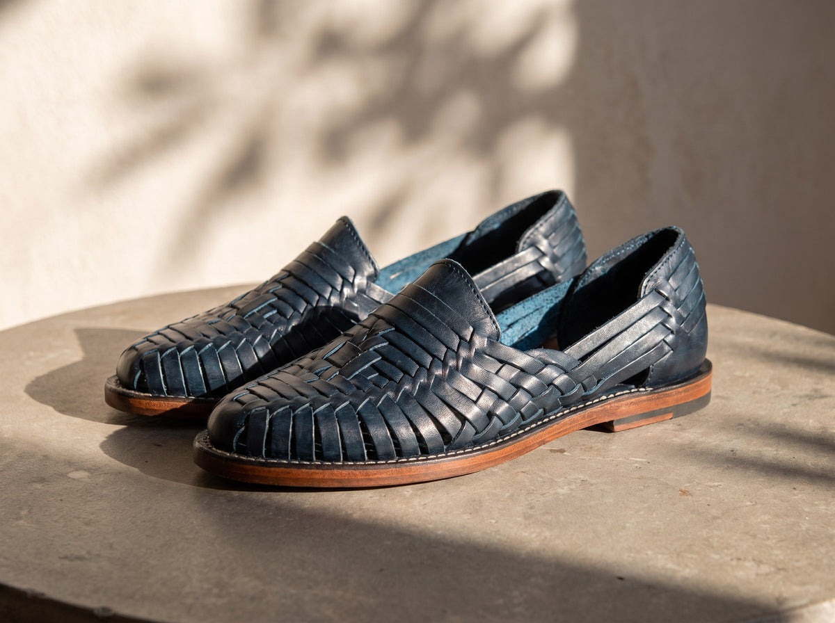 Huarache Unmarked Antique Indigo en piel azul tejida a mano