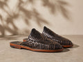 Huarache mule Unmarked Holanda Black en piel negra tejida a mano