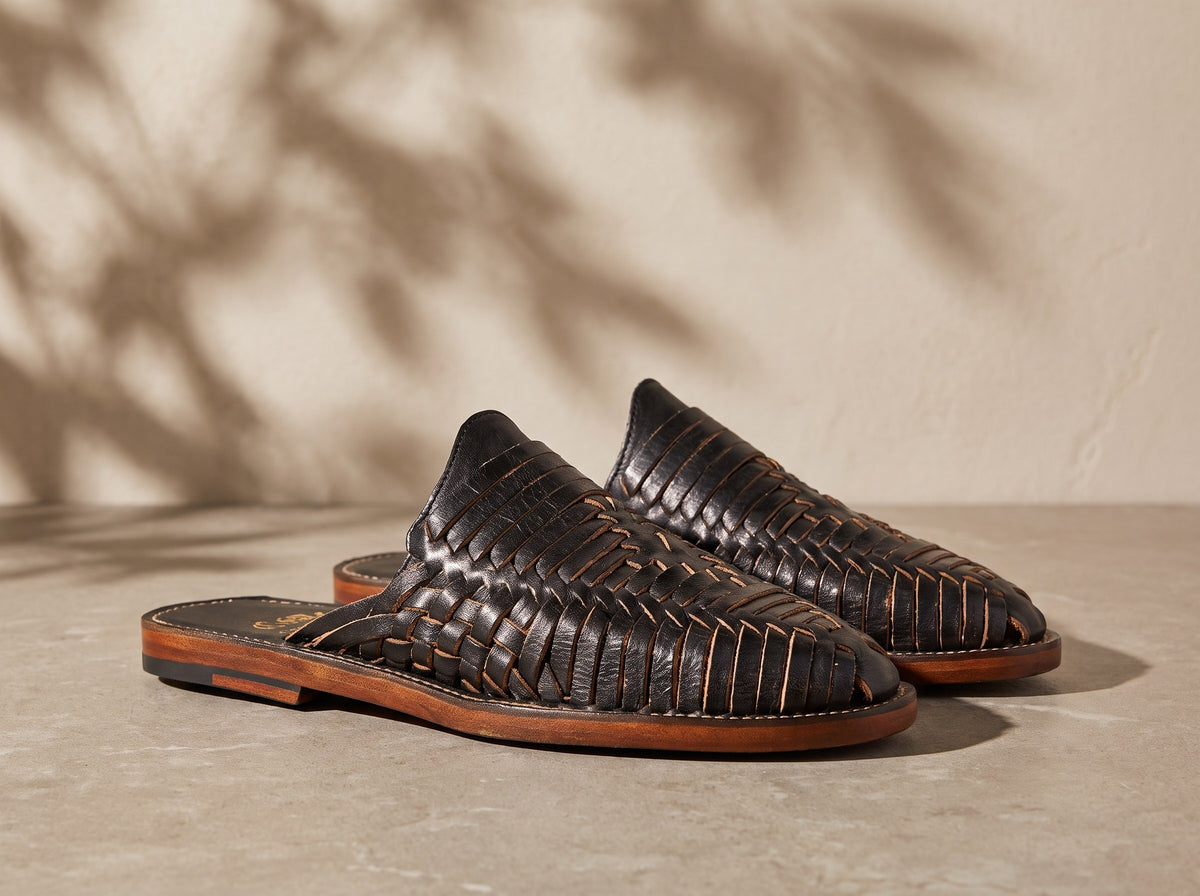 Huarache mule Unmarked Holanda Black en piel negra tejida a mano