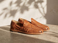 Huarache Unmarked Tan en piel pull up tejida a mano
