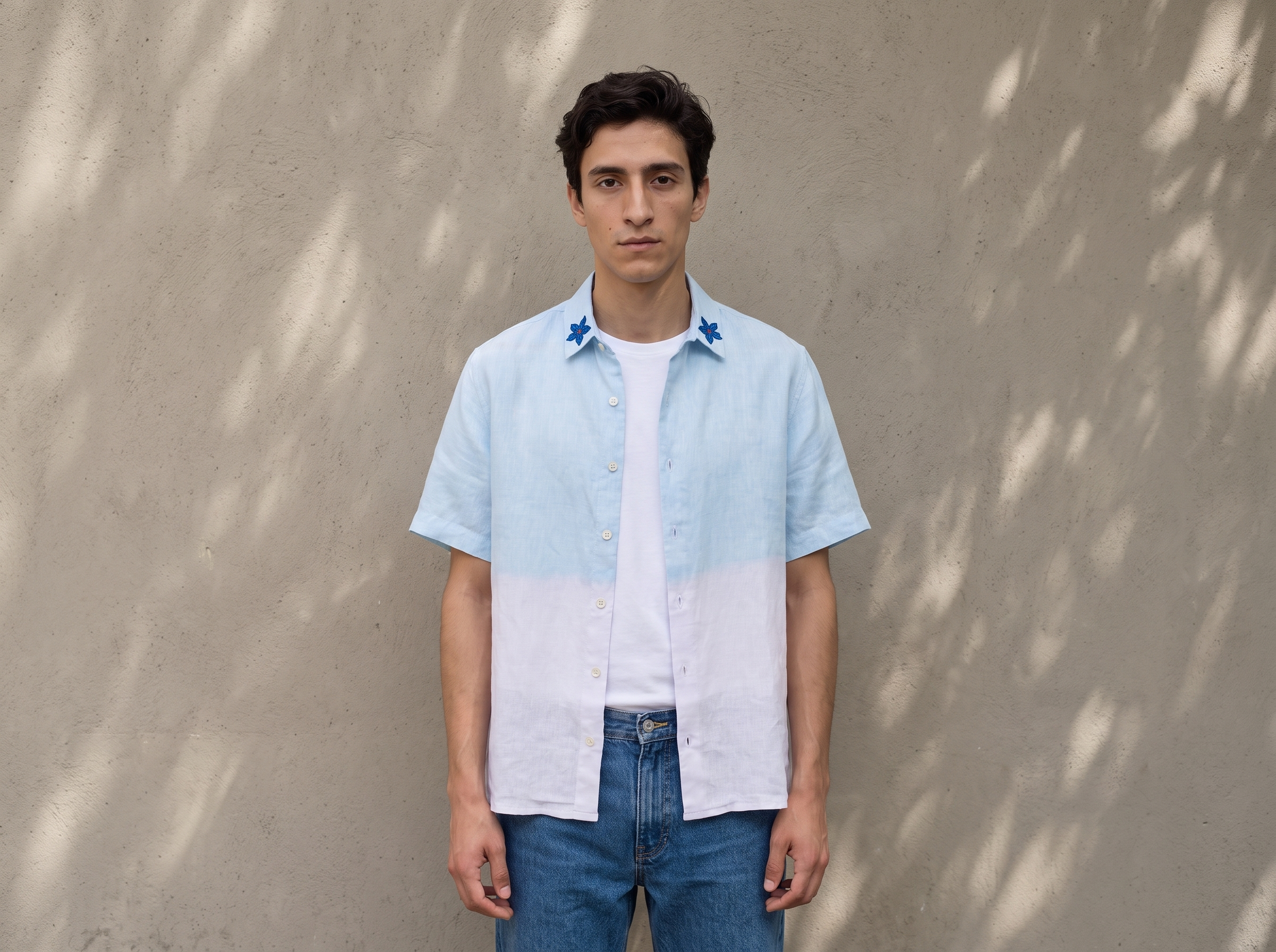 Camisa bordada de Arianca en lino con degradado blanco-azul
