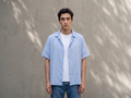 Camisa azul Hermanos Moreno con bordado de flor, manga corta