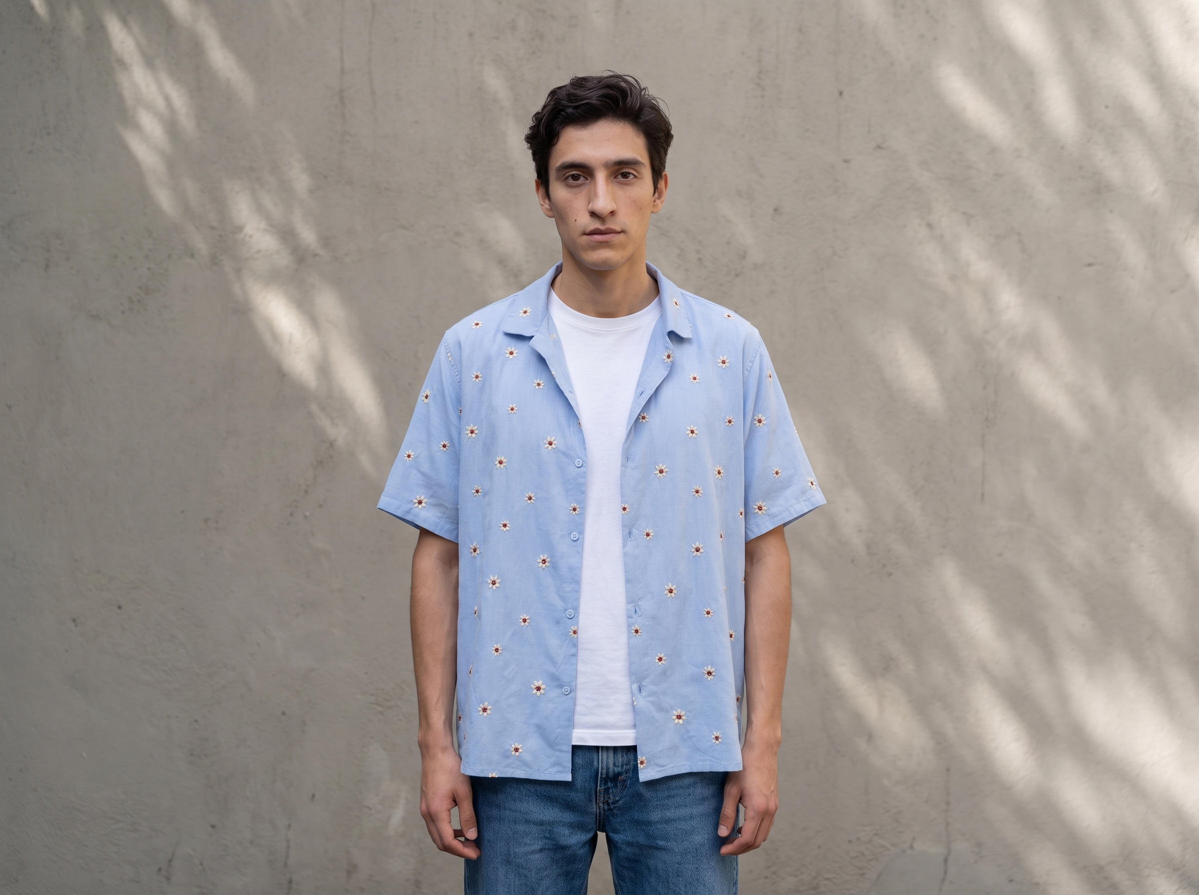 Camisa azul Hermanos Moreno con bordado de flor, manga corta