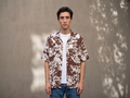 Camisa Hermanos Moreno con estampado de vaca en beige y café