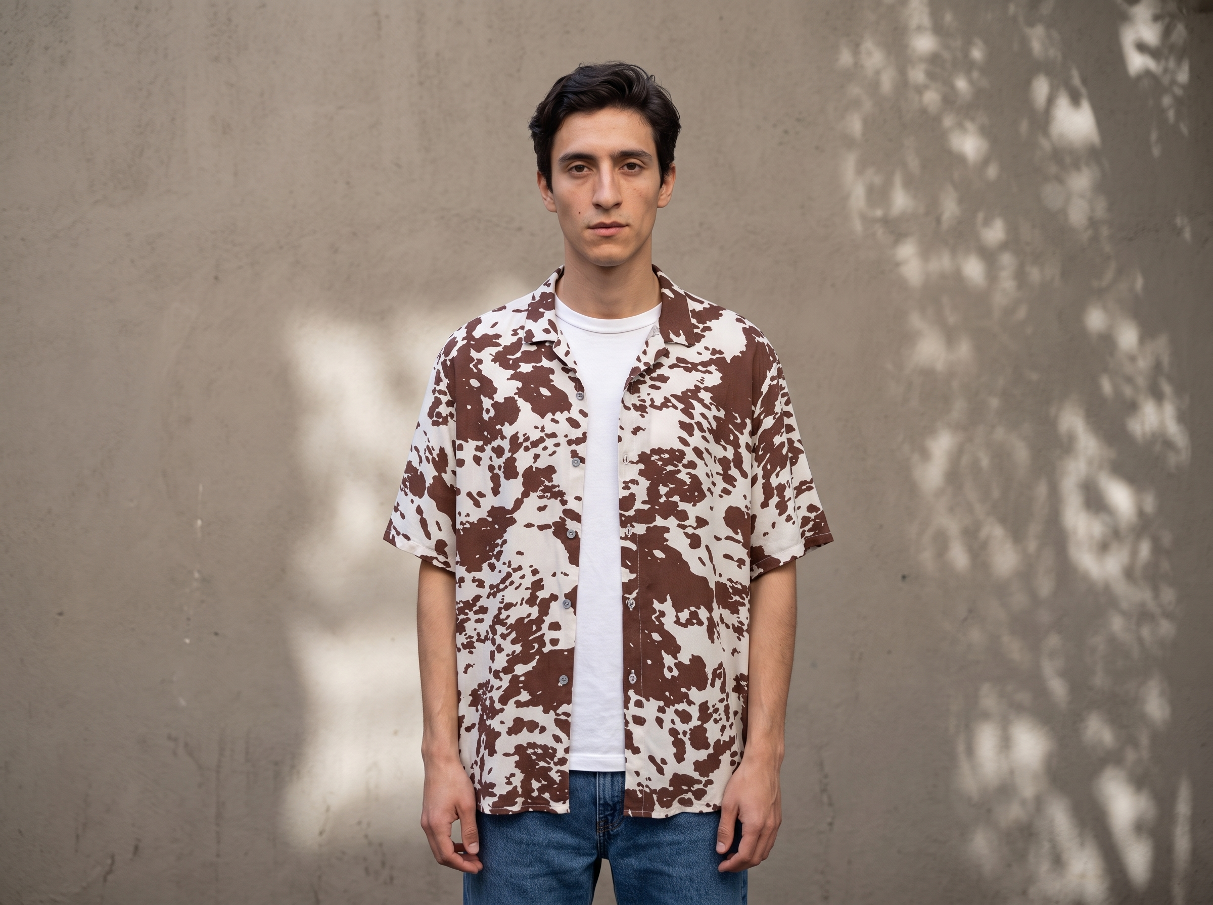 Camisa Hermanos Moreno con estampado de vaca en beige y café